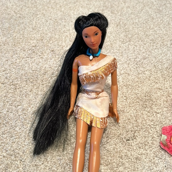 Disneys Pocahontas multiple piece play set with case. - Picture 2 of 9